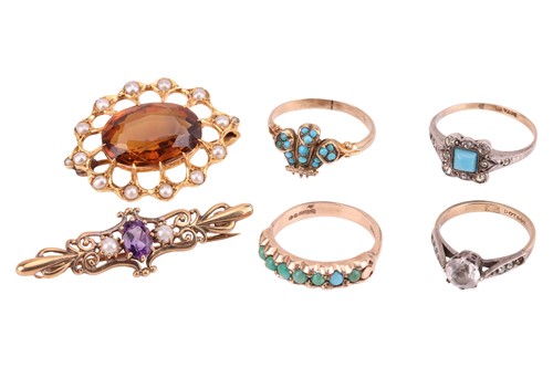 Lot 177 - Four various rings and two brooches,...