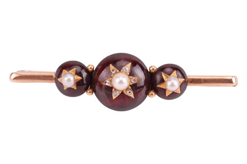 Lot 140 - A mid-Victorian garnet cabochon bar brooch,...
