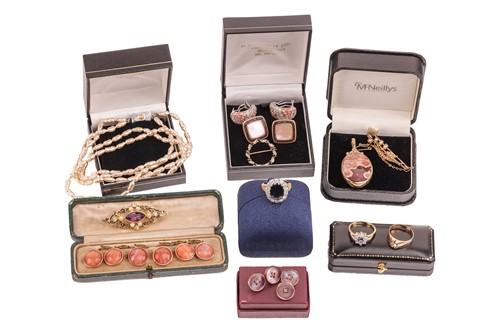 Lot 57 - A small mixed group of jewellery items...