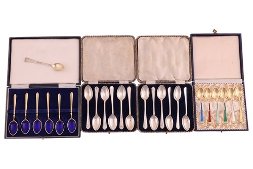 Lot 473 - A small agglomeration of boxed silver...
