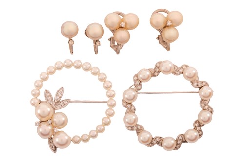 Lot 70 - Two cultured Akoya pearl brooches and two...