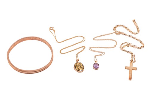 Lot 12 - A small group of jewellery items comprising a...