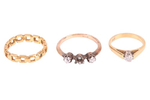 Lot 54 - A 22 carat gold ring in the form of a fixed...