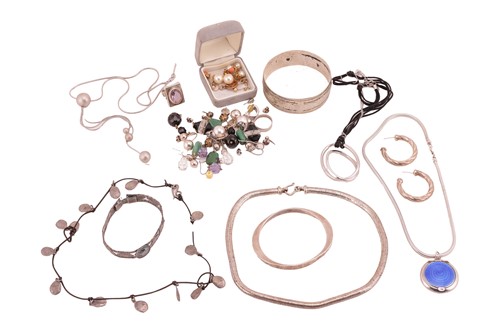 Lot 34 - A collection of jewellery to include; an 18ct...