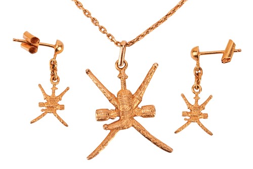 Lot 129 - A crossed sword pendant to an oval link chain,...