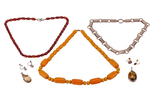 Lot 51 - A small group of mixed jewellery items...