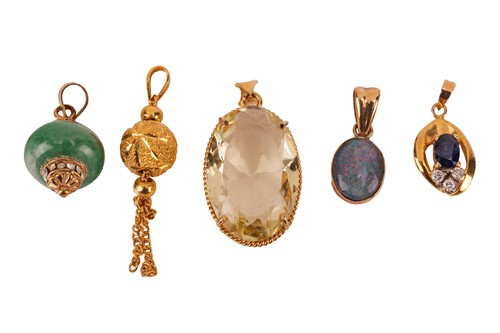 Lot 26 - A small group of jewellery items comprising an...