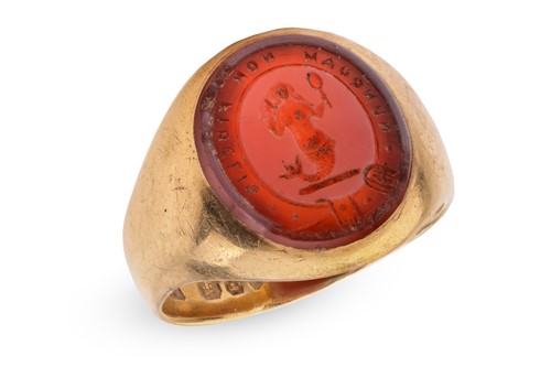 Lot 23 - An agate seal signet ring in 18ct gold, the...