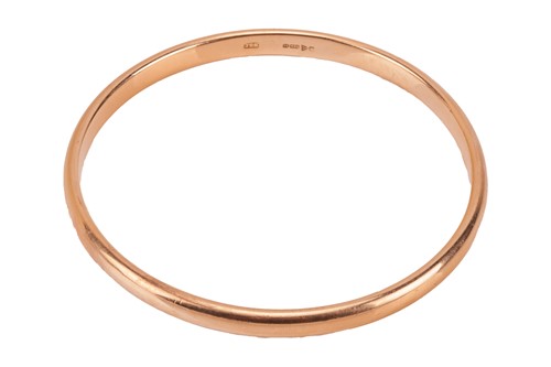 Lot 25 - A 9ct gold court-shaped bangle, the circular...