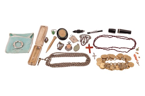 Lot 31 - A collection of jewellery; to include an Elsa...
