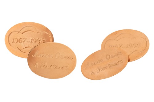 Lot 22 - A pair of cufflinks, in 9ct gold, the oval...
