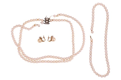Lot 7 - A three-row cultured pearl necklace, the...