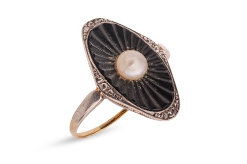 Lot 317 - An early 20th-century dress ring, the ridged...