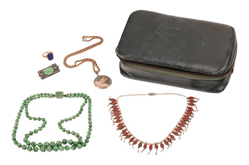 Lot 133 - A collection of jewellery to include; a double-...