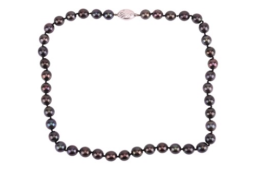 Lot 32 - A single row of cultured black pearls with a...