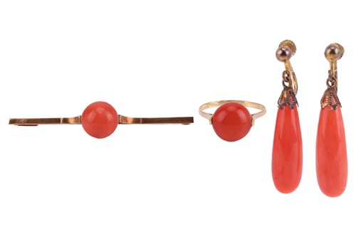 Lot 17 - A small group of coral-set jewellery,...