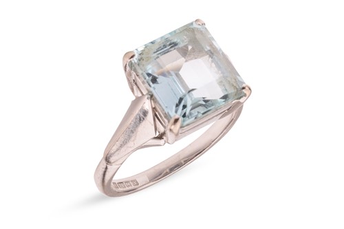 Lot 264 - An aquamarine dress ring in 18ct white gold;...