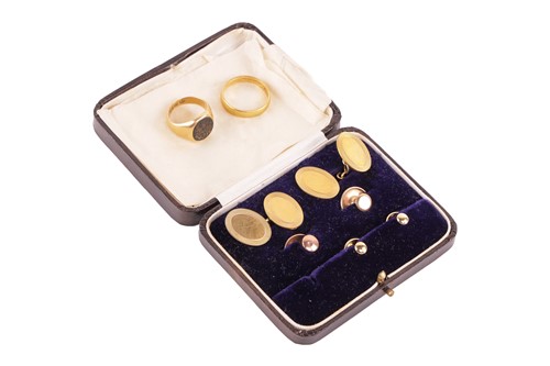 Lot 32 - Two rings and a cased dress set; to include a...