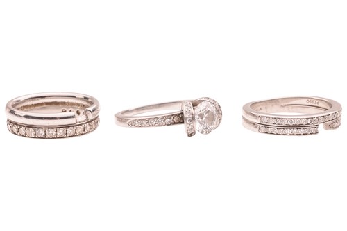Lot Tiffany & Co. - a diamond ribbon solitaire...