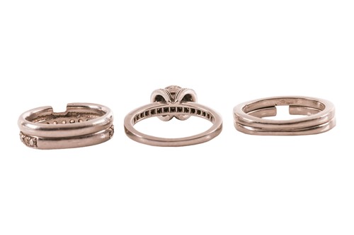 Lot Tiffany & Co. - a diamond ribbon solitaire...