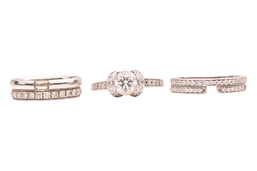 Lot Tiffany & Co. - a diamond ribbon solitaire...