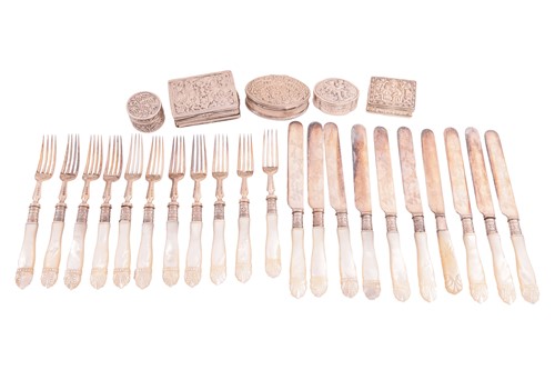 Lot 84 - An early 20th century small Chinese export...