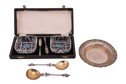 Lot 429 - A pair of Victorian apostle spoons, the...