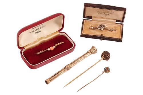 Lot 15 - A group lot of items to include; a bar brooch...