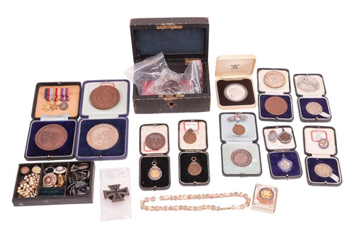 Lot 91 - A group lot of medals and other items to...