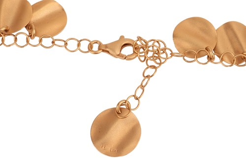 Lot 39 - A fringe necklace, in sandblasted finish,...