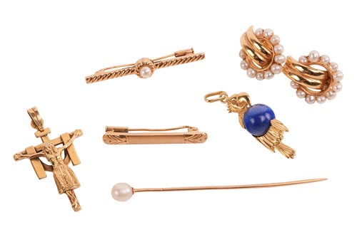 Lot 279 - A small group of jewellery items; including a...