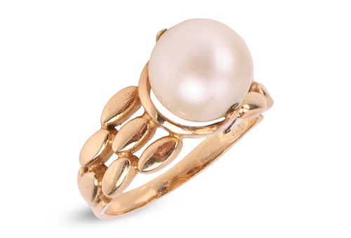 Lot 311 - A pearl-set spinner ring, composed of a...