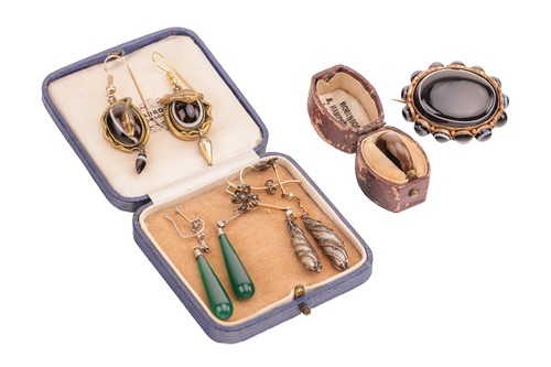 Lot 31 - A small group of mixed jewellery items...