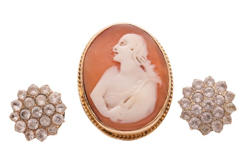 Lot 61 - A cameo ring, featuring a central oval cameo...