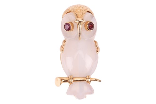 Lot Cartier - A carved calcedony brooch designed...