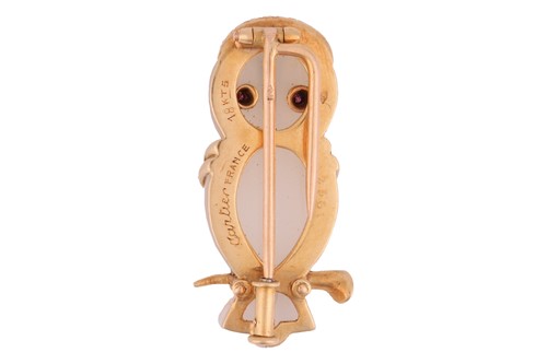 Lot Cartier - A carved calcedony brooch designed...