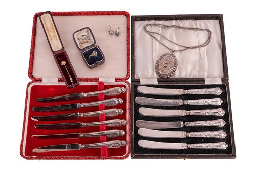 Lot 34 - A group of jewellery and silver items to...