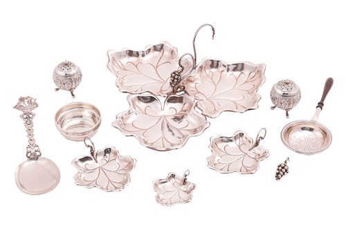 Lot 422 - A probably Spanish silver ivy-shaped hors...