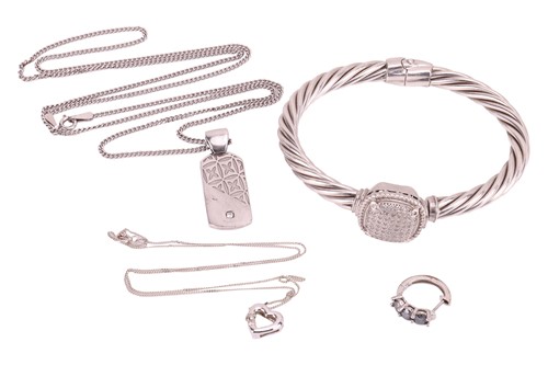 Lot A small group of jewellery items comprising a...
