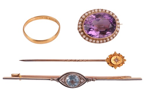 Lot 137 - A small group of jewellery items comprising a...