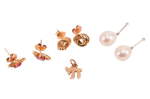 Lot 74 - A small group of jewellery items comprising a...