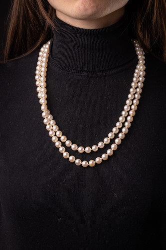 Lot 100 - A two row cultured pearl necklace, with a...