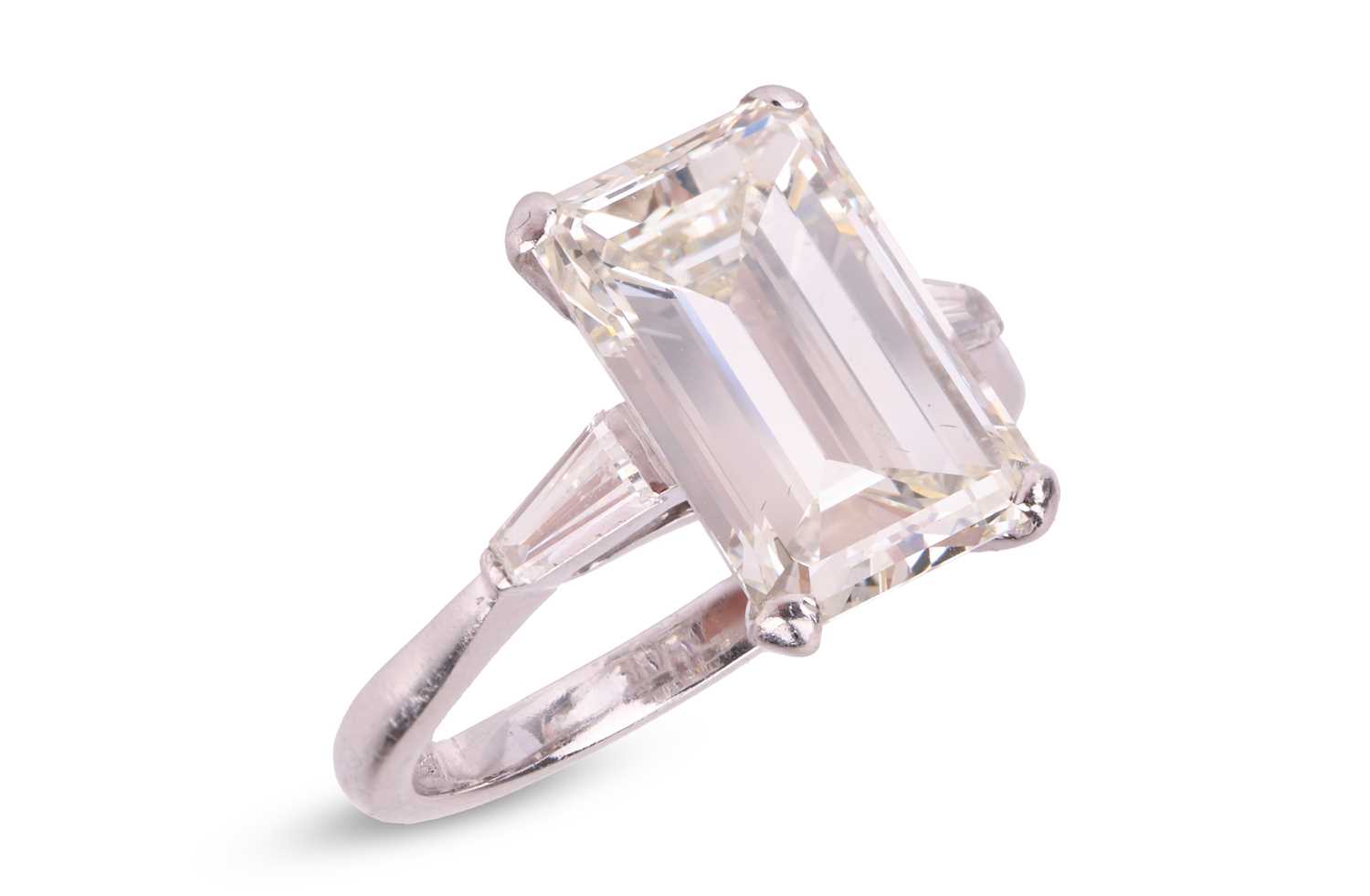 Lot Kutchinsky - An emerald-cut diamond solitaire,...