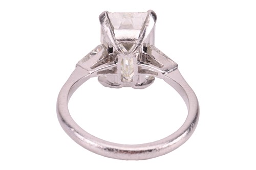 Lot Kutchinsky - An emerald-cut diamond solitaire,...