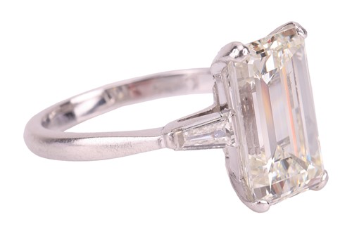 Lot Kutchinsky - An emerald-cut diamond solitaire,...