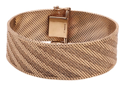 Lot A textured mesh link bracelet in 9ct yellow...