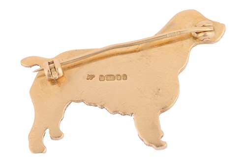 Lot A dog brooch in 18ct yellow gold, sculpted as...