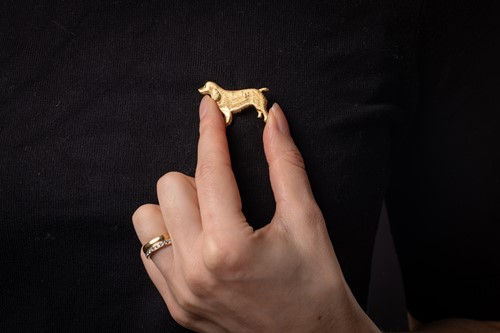 Lot A dog brooch in 18ct yellow gold, sculpted as...