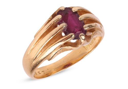 Lot A ruby belcher ring in 18ct yellow gold,...
