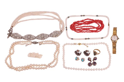 Lot 115 - A double row of slightly graduated cultured...